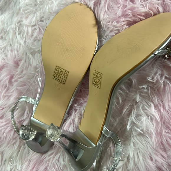 Pretty silver heels - Picture 4 of 4